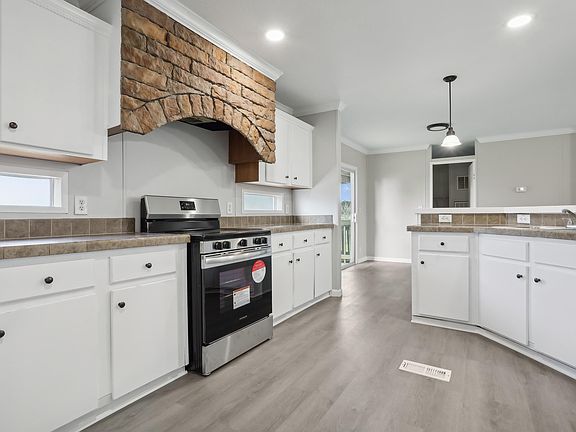 3rd image of 105 Lovely Iris Ln