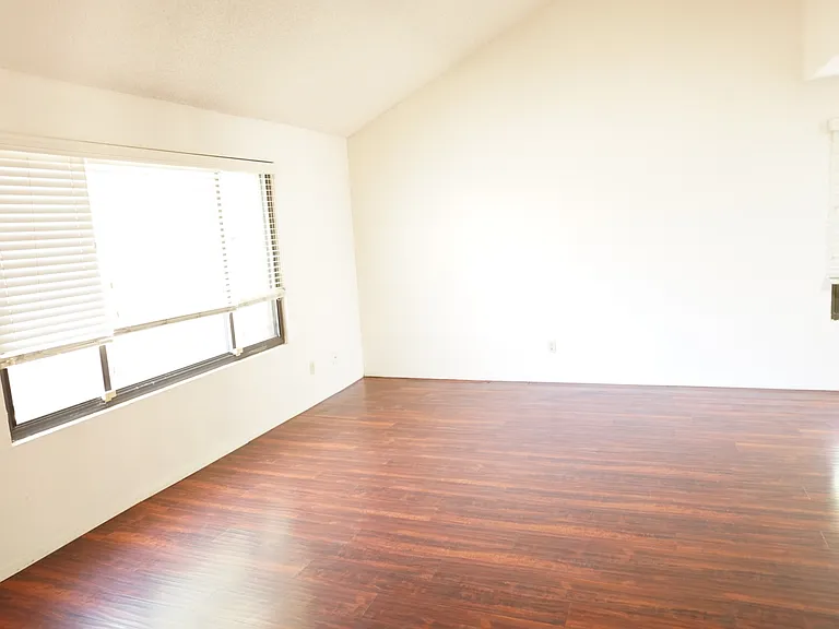 426 E Susan Ln — Photo 2