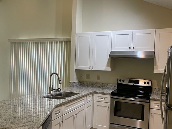 5th image of 3027 Yorktown Cir