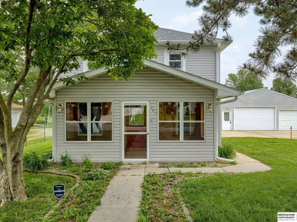 220 N Cherry St, Nickerson, NE 68044