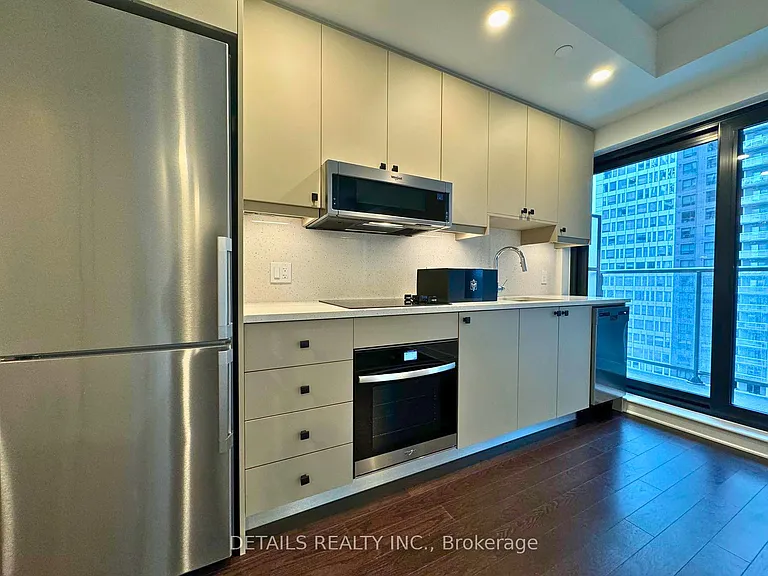 180 George St #911 — Photo 7