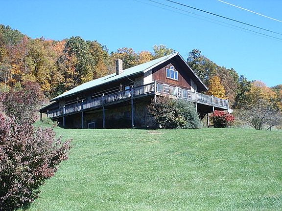 2nd image of 905 Indianhead Ln