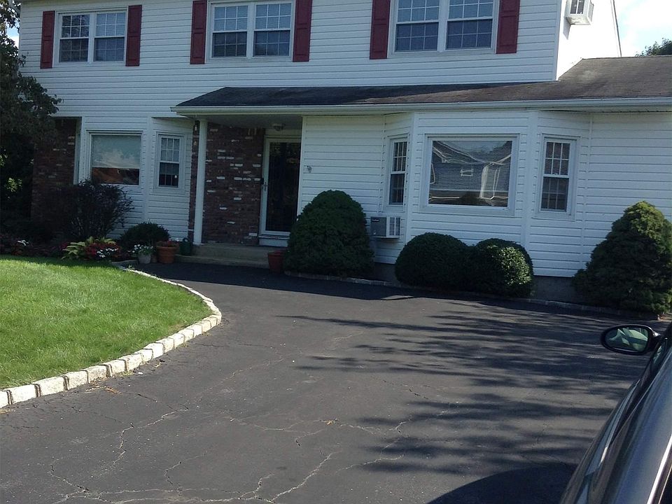 1st image of 6 Gaines Dr