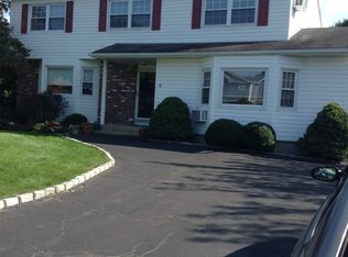 6 Gaines Dr, Farmingville, NY 11738