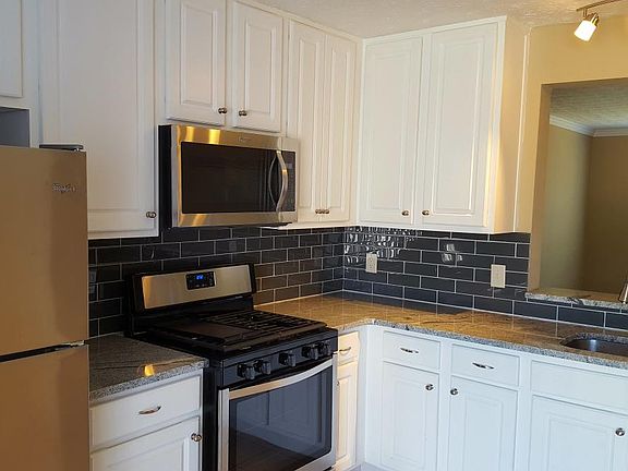 2nd image of 416 Bainbridge Dr