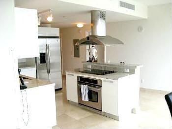 3rd image of 601 NE 36th St APT 701