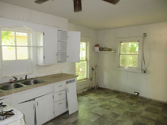 4th image of 213 W 13th St