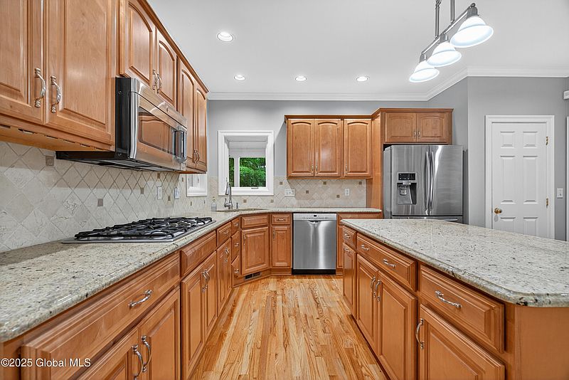 3rd image of 10 Sweetbriar Drive