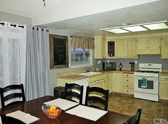 5th image of 1233 Cabrillo Dr