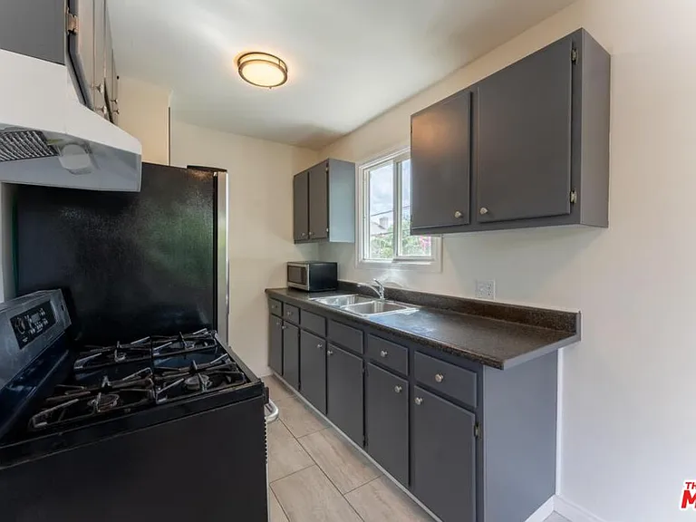 10708 1/2 Moorpark St — Photo 7