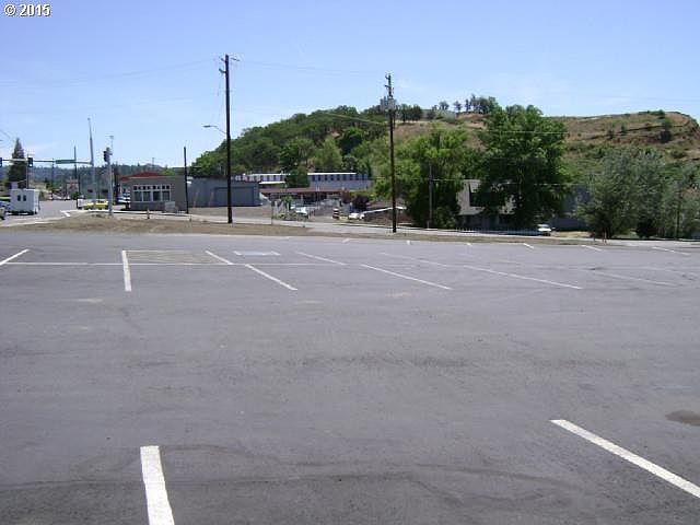 1st image of 1100 NE Stephens St