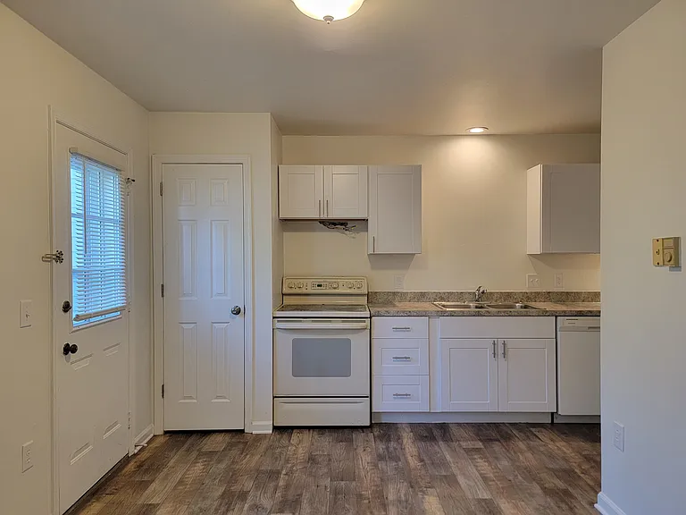 102 Bradford Dr — Photo 7