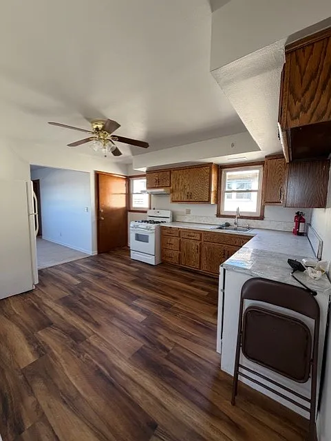 3 bed, 1000 sqft, $2,300 — Photo 3