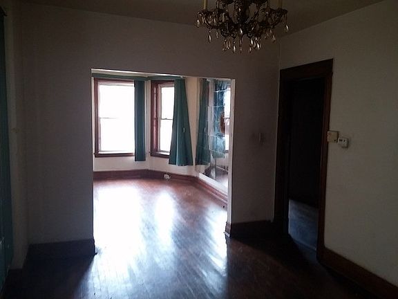 3rd image of 5527 S Winchester Ave