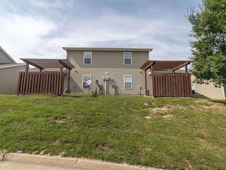 3310 E Saint Charles Rd — Photo 26
