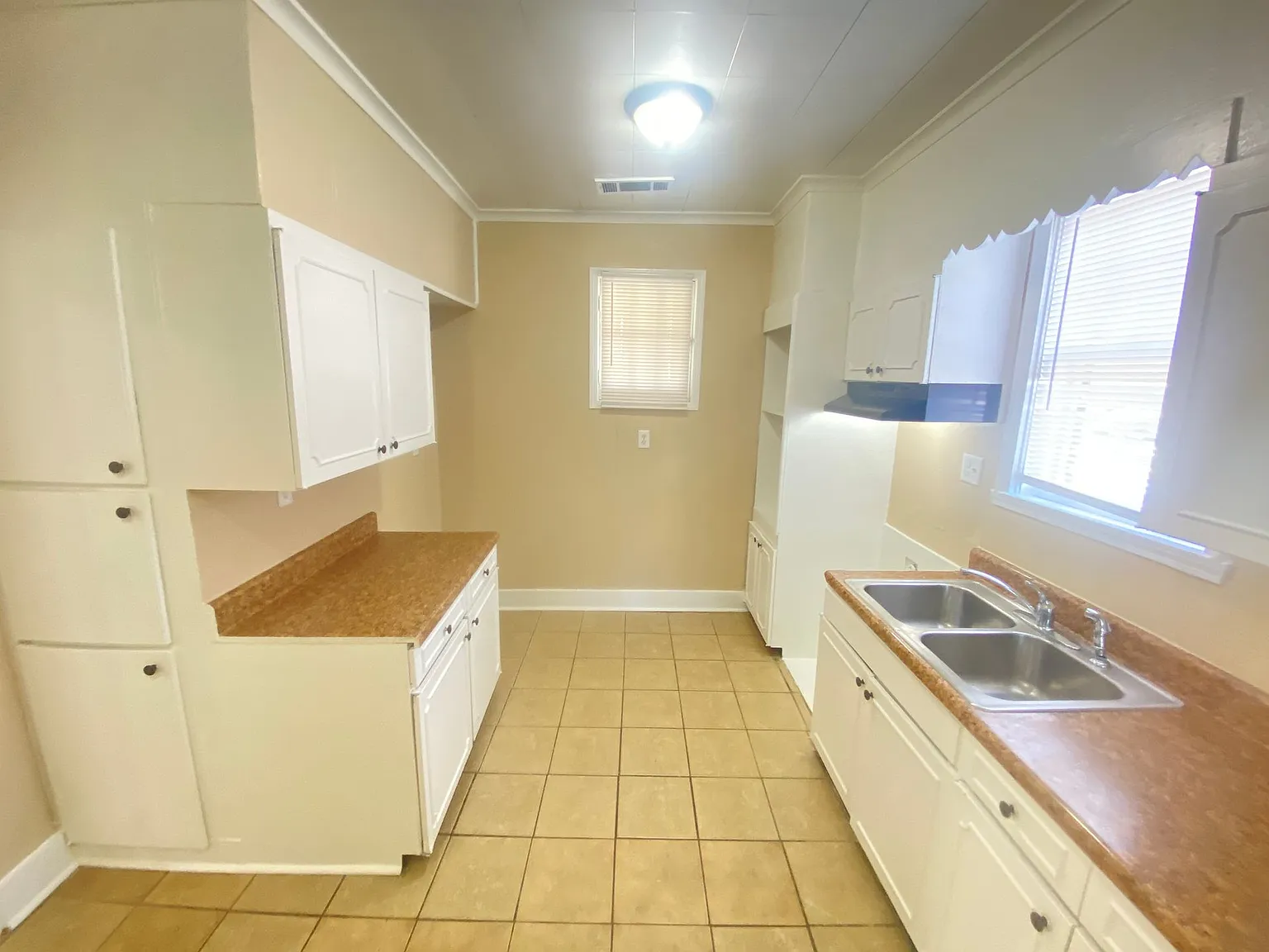 884 N Belvedere Blvd — Photo 2