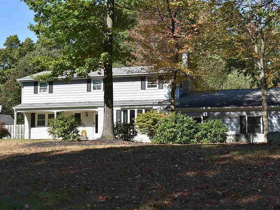 1st image of 70 Rolling Brook Dr