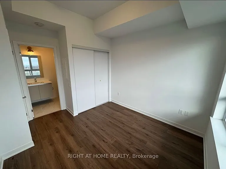 395 Dundas St W #711 — Photo 16