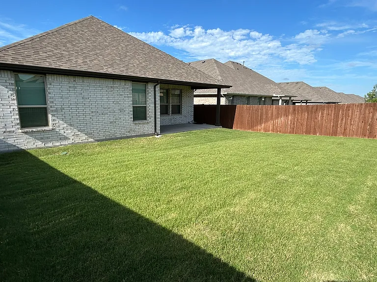 2032 Windsor Dr — Photo 2
