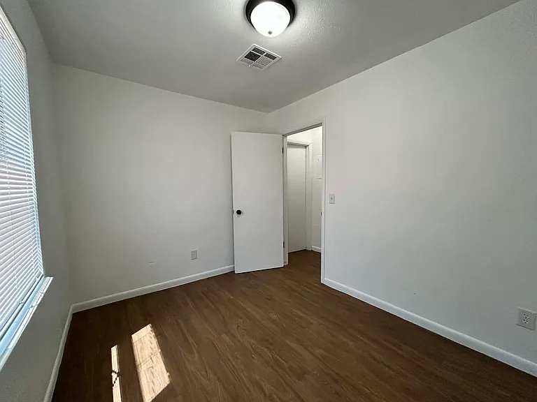 1422 NE 22nd St — Photo 13