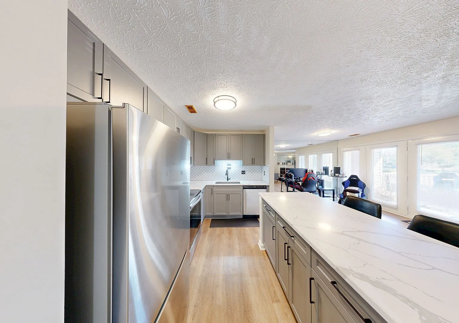 Fresh and updated 2bed/2bath - Great Location! — Photo 3