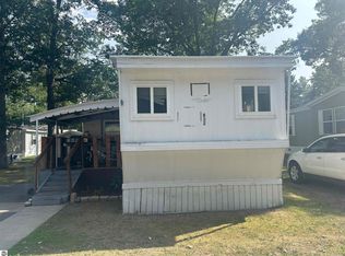 832 Manor Ln, Traverse City, MI