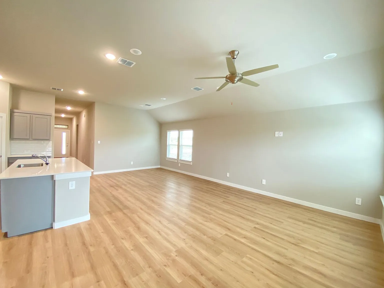 4 bed, 1885 sqft, $2,350 — Photo 3