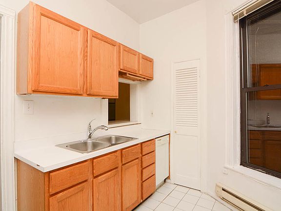 2nd image of 1220 N Dearborn St #B4