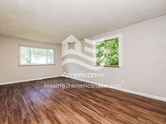 1700018_004_living_room_5.jpg