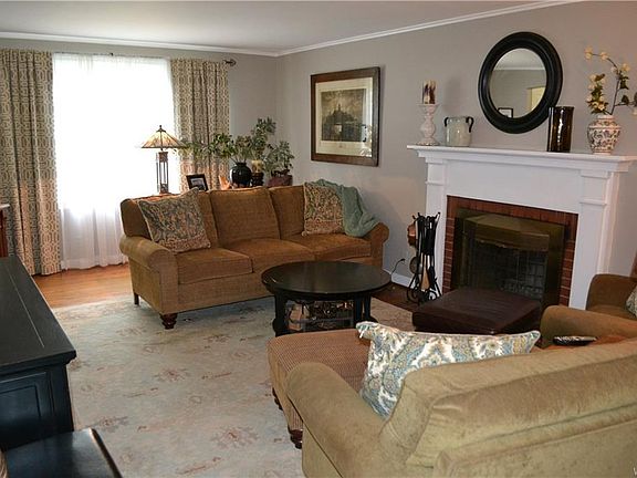 3rd image of 132 Dorset Dr