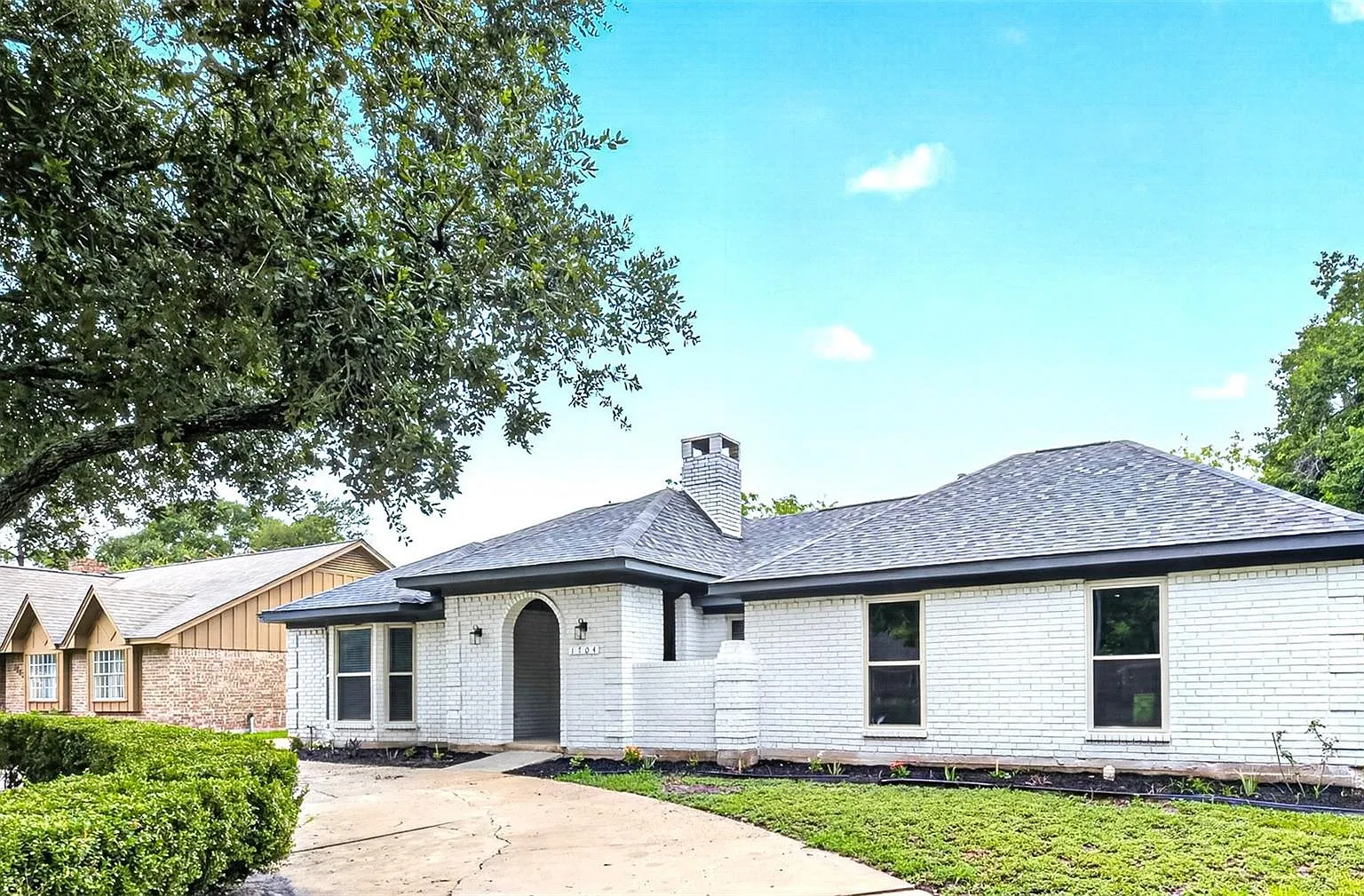 4 bed, 2.5 bath, 2208 sqft, $2,500 — Photo 2