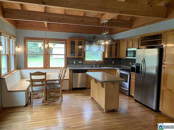 3rd image of 590 Meadowridge Dr
