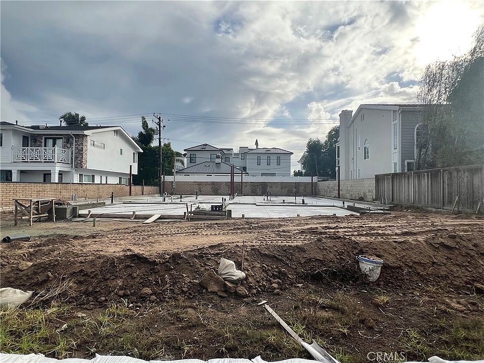 1st image of 1611 Cliff Dr #3