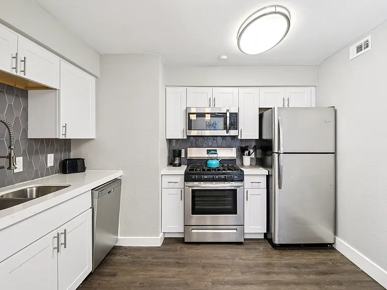 The Ashley at Bluffview Apartments — Photo 30