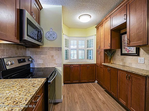 4th image of 464 Grove Isle Cir