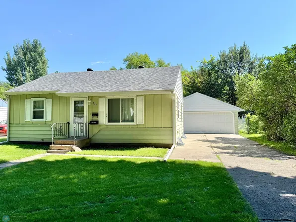 922 19th St S, Fargo, ND 58103