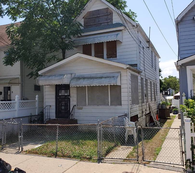 1st image of 10710 142nd St