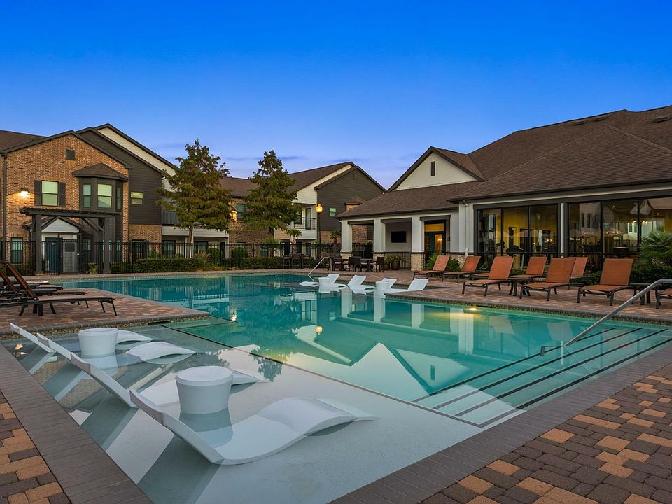Avenues at Northpointe - Resort Pool