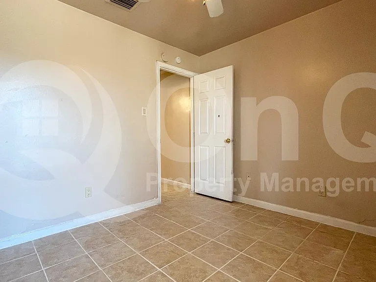 5400 Village Green Dr — Photo 20
