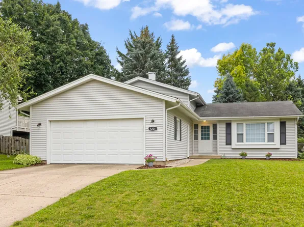 5201 W Dartmoor Dr, McHenry, IL 60050