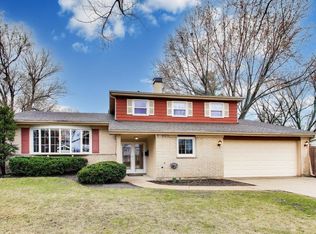 905 Crestfield Ave, Libertyville, IL 60048