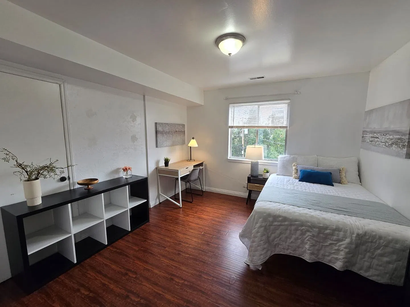 Spacious Furnished Girl Room Downtown on Top Floor — Photo 3