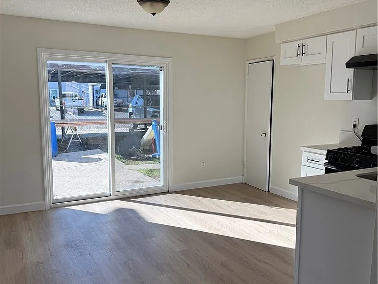 558 S Benjamin St — Photo 10