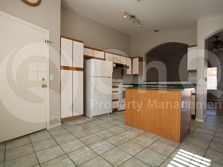 1172 W 18th Ave — Photo 4