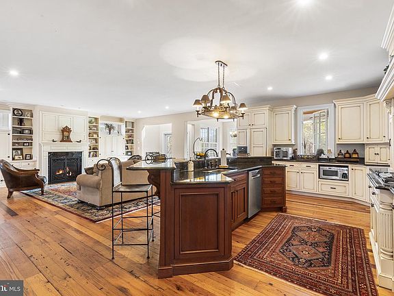 3rd image of 2639 Westover Ln