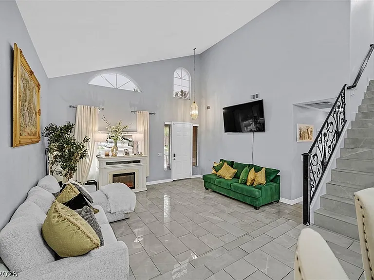 513 Beaconwood St — Photo 2