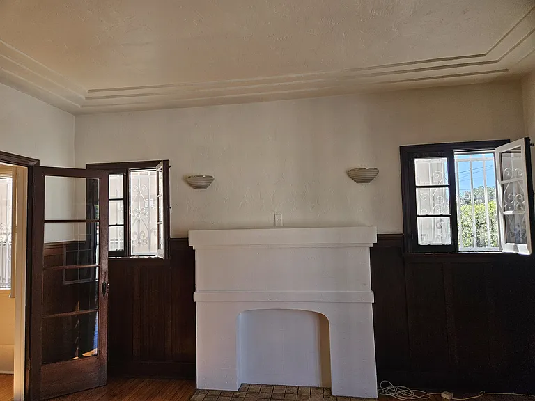 115 Sweetzer Ave — Photo 2