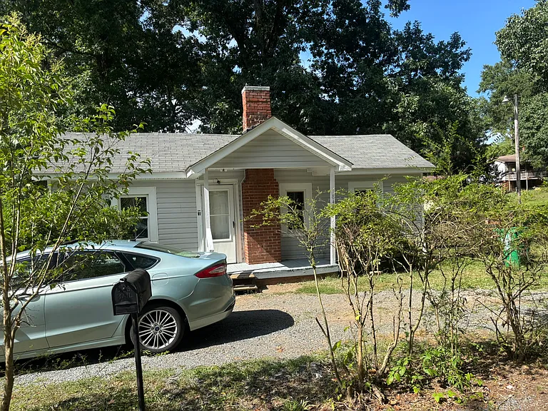 1844 Holly Ave — Photo 3
