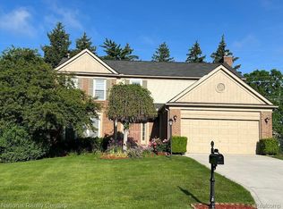 1743 Hillcrest Dr, Rochester Hills, MI 48306