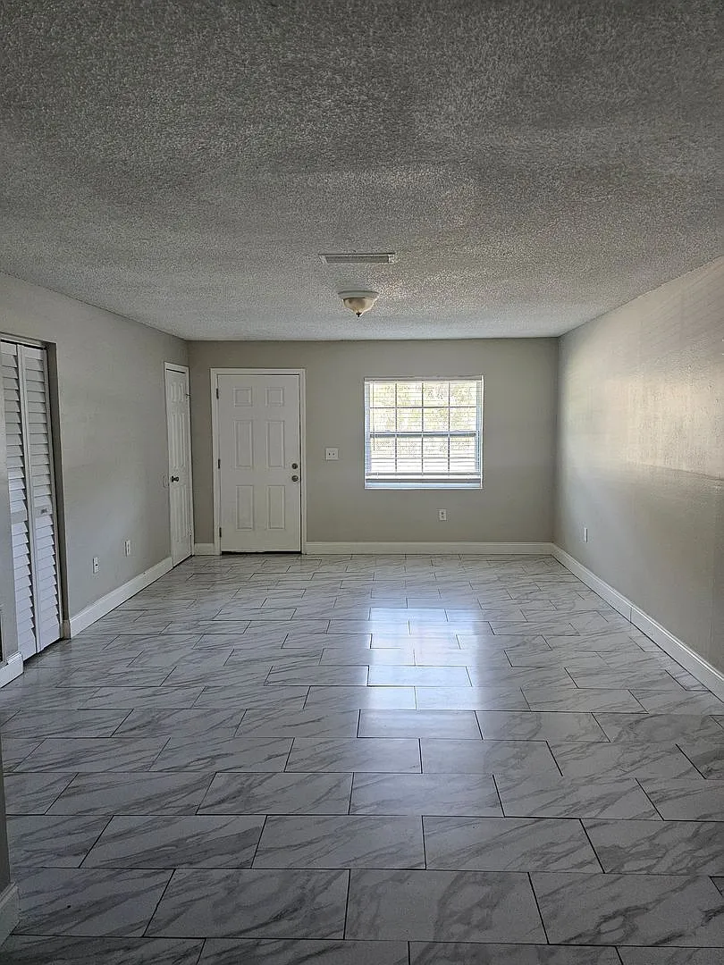 For Rent!! Cute And Cozy 3 Bedroom 1 Bath End Unit Triplex For Rent... — Photo 3